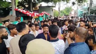 बरेली: जोगी नवादा शाहनूरी मस्जिद के पास चौकी इंचार्ज पर लोगों ने एक युवक के साथ मारपीट करने का आरोप लगाकर किया हंगामा