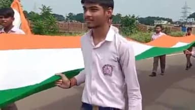 कांके: रांची स्थित CRPF कैंप से निकाली गई भव्य तिरंगा यात्रा, सरस्वती शिशु विद्या मंदिर के छात्र और CRPF जवान रहे शामिल