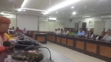 हाथरस: जिलाधिकारी कार्यालय स्थित कलेक्ट्रेट सभागार में मेला श्री दाऊजी महाराज की तैयारियों को लेकर के बैठक का किया गया आयोजन