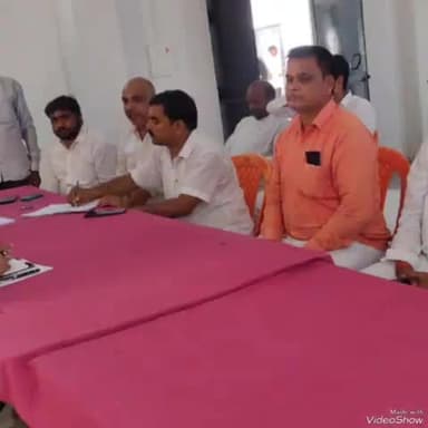 दिनारा: दिनारा प्रखंड कार्यालय में बीडीओ ने पंचायत प्रतिनिधियों के साथ किया बैठक।