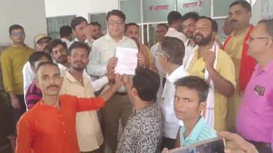 बीसलपुर: बीसलपुर तहसील परिसर में प्रधानमंत्री के नाम अखिल भारत हिंदू महासभा के कार्यकर्ताओं ने एसडीएम को सौंपा ज्ञापन