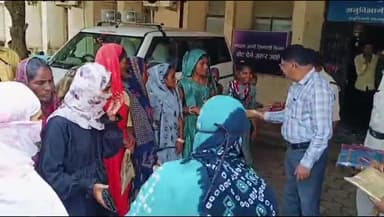 शाजापुर: शाजापुर कलेक्टर कार्यालय परिसर में केंद्रीय मानव अधिकार सुरक्षा संगठन द्वारा  महिलाओं को साड़ी वितरित की