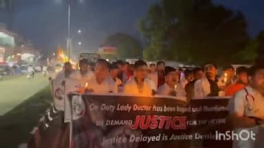 गोंडा: कोलकाता के आर जी कर मेडिकल कालेज में ट्रेनी महिला डॉक्टर की हत्या के विरोध में गोंडा में निकाला गया कैंडल मार्च