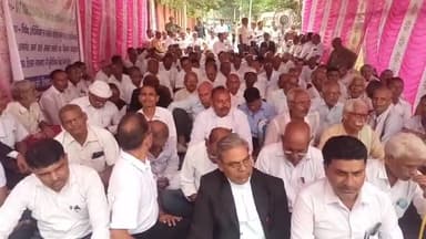 हिलसा: हिलसा व्यवहार न्यायालय के दरवाजे पर उत्पाद अधिनियम मामले को लेकर चल रहे धरना प्रदर्शन मे पहुंचे जिला एवं सत्र न्यायाधीश