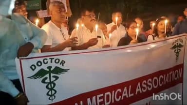 लखीसराय: कोलकाता में ट्रेनी महिला डॉक्टर रेप के बाद हत्या के विरोध में थाना चौक से पुरानी बाजार तक डॉक्टरो ने निकाला कैंडल मार्च।