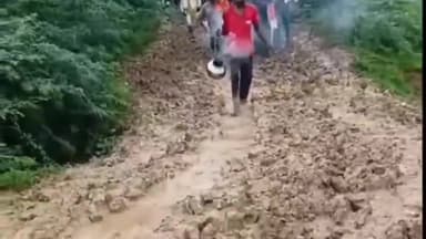 बूंदी: आजादी के 77 साल बाद भी झपायता गांव में श्मशान घाट के रास्ते पर सड़क नहींलोगों को दाह संस्कार में लेनी पड़ी रही है युक्ति