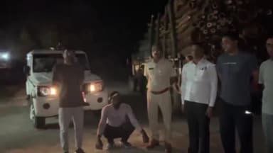 सुनेल: कस्बे के नए बस स्टैंड के पास तहसीलदार ने अवैध लकड़ियों से भरा ट्रैक्टर ट्रॉली पकड़ा