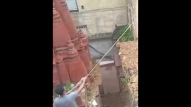 काल भैरव मंदिर जाने के रास्ते में मकान मालिक की सहमति पर ध्वस्त किया गया 250 साल पुराना घर