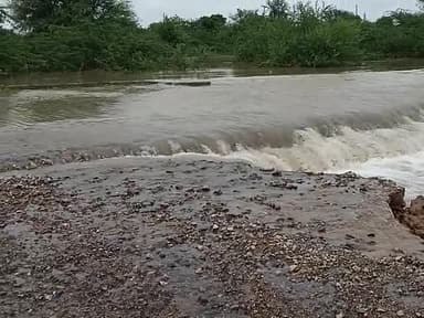 मधोराजपुरा ब्लॉक के डाबिच गांव की SH02 बाढ़ के।हालत