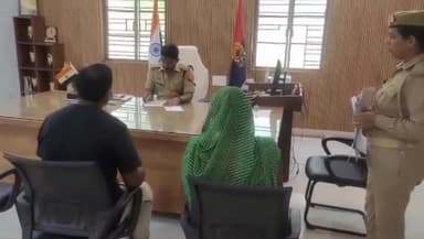 मऊ: बकवल स्थित एसपी कार्यालय में एसपी इलामारन के द्वारा की गई जनसुनवाई, लगभग 15 मामलों का निस्तारण करने के दिए गए निर्देश