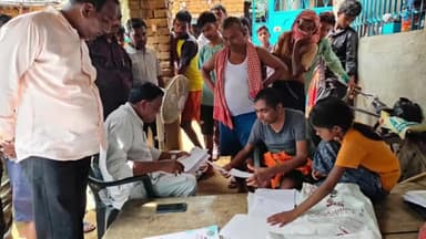 बिरनी: मंडरखा में प्रवासी मजदूर मृतक के परिजनों से मिले पूर्व विधायक नागेंद्र महतो, शोक प्रकट कर हर संभव मदद का दिया भरोसा