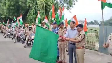 मुरादाबाद: 78वें स्वतंत्रता दिवस से एक दिन पूर्व पुलिस लाइन से डीएम और एसएसपी ने पुलिस और RAF के साथ निकाली तिरंगा यात्रा