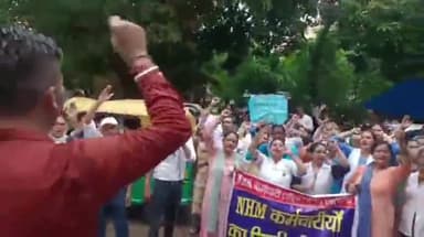 पंचकूला: एनएचएम कर्मचारियों ने सेक्टर 6 से सेक्टर 2 मिशन निदेशक कार्यालय तक निकाली रैली