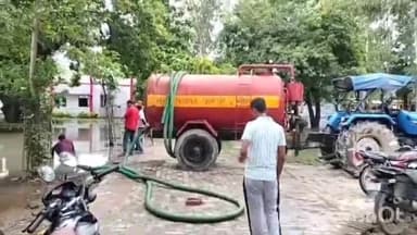 गोंडा: पिछले दो दिन से हुई भारी बारिश से BRC मुजेहना परिसर में भरा पानी, शिकायत पर नगर पंचायत के टैंक निकाल रहे पानी