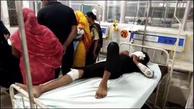 इटावा: महानेपुरा में बाइक और स्कूटी की टक्कर में स्कूटी सवार दो युवक हुए गंभीर रूप से घायल, इलाज जारी