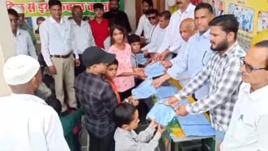 चूरू: रॉयल विकलांग संस्थान की ओर चूरू के एक विद्यालय में दिव्यांगों को भेंट की गई ट्राई साइकिल और बैसाखी