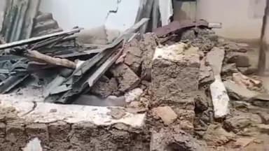 पीपलदा: इटावा क्षेत्र में बारिश के चलते कई मकान गिरे खेतो में पानी भरा सोयाबीन व उड़द की फसलें गलने की कगार पर