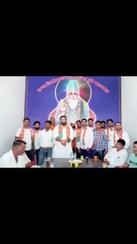धर्म नगरी भैरी अकबरपुर में विकास सेलवाल का स्वागत करते हुए ग्रामीण