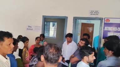 लोहरदगा: सदर अस्पताल में स्वास्थ्य व्यवस्था की खुली पोल, चिकित्सक के नही पहुंचने से आक्रोशित नजर आए परिजन