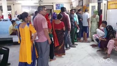 हाथरस: कोलकाता में हुई महिला डॉक्टर की हत्या के बाद हाथरस जिला अस्पताल में समस्त डाक्टरों ने काली पट्टी बांधकर जताया विरोध