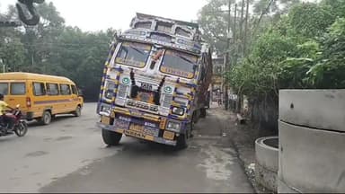 शाहजहांपुर: शहर के खिरनी बाग चौराहे पर नई बनी सड़क बारिश के चलते धसनें से कई वाहन सड़क में फंसे, कड़ी मशक्कत के बाद बाहर निकाला गया