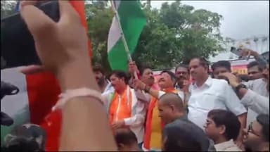 इंदौर: मंत्री कैलाश विजयवर्गीय ने चलाया ट्रैक्टर परदेशीपुरा से निकाली तिरंगा यात्रा मंत्री ने कहा सिख समाज ने हिन्दू धर्म की