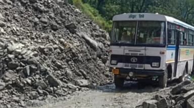 भटवाड़ी: विशनपुर के पास भारी बारिश के कारण बाधित हुए राजमार्ग को बीआरओ ने यातायात के लिए किया बहाल