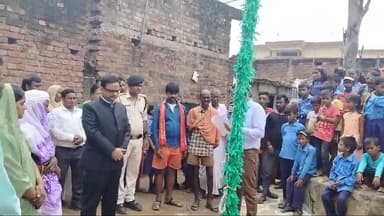 सासाराम नगर निगम वार्ड नंबर 2 के बैजला ध्वजारोहण के बाद डी डीसी के नेतृत्व में अनुसूचित जाति अनुसूचित जनजाति के लोगों को मिलने वाले लाभ को दी गई जानकारी