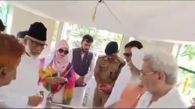 मुरादाबाद: गलशहीद थाना क्षेत्र में नवाब मज्जू खान के मज़ार पर एडीएम सिटी एसपी सिटी, सिटी मजिस्ट्रेट ने पहुँच कर दी श्रद्धांजलि