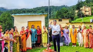 चम्पावत: स्वास्थ्य विभाग में हर्षोउल्लास के साथ मनाया स्वतंत्रता दिवस सीएमओ कार्यालय में सीएमओ डॉ देवेश चौहान ने किया ध्वजारोहण