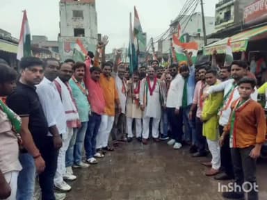 जलेसर: कस्बा जलेसर में सैकड़ो युवाओं ने निकाली तिरंगा यात्रा,लगे वंदे मातरम,भारत माता के नारे