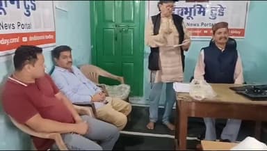 चम्पावत: चम्पावतः मुख्य बाजार में राज्य आंदोलनकारी मंदीप ढेक ने स्वतंत्रता संग्राम सेनानी के पुत्र महेश चौड़कोटी को किया सम्मानित