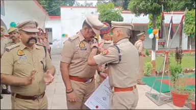 हरदोई: पुलिस लाइन में एसपी ने 10 पुलिस कर्मियों को प्रशस्ति पत्र प्रदान कर सम्मानित किया