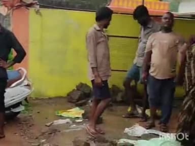 बल्देवगढ़: बल्देवगढ़ नगर परिषद कर्मचारियों पर मकान मालिक ने दरवाजे पर लगाए जा रहे पिलर एवं जाली को बिना बताए तोड़ने का लगाया आरोप