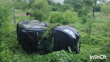 मड़िहान: मड़िहान सतेसगढ़ रोड पर अनियंत्रित कार खाई में गिरी, दो लोग हुए घायल