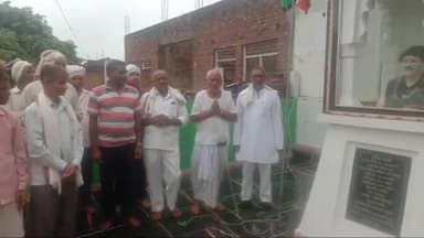 शहीद स्मार्क पर झण्डा फहराया कर  मनाया 15 अगस्त हाकिम सिंह पूर्व ब्लाक प्रमुख के उपस्थिति में और रतीमंत प्रधान,रामअवतार