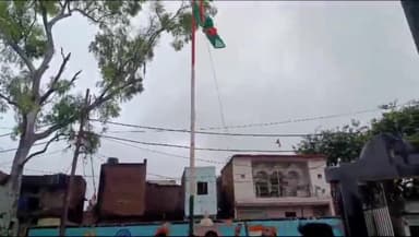 हाथरस: नगर पंचायत कार्यालय मेंडू पर अध्यक्ष व अधिशासी अधिकारी ने किया ध्वजारोहण, समस्त सभासदगण के साथ नगर की जनता रही मौजूद