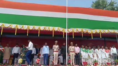 हिलसा: हिलसा के मुख्य समारोह स्थल RBHS के मैदान में एसडीओ ने किया झंडा तोलन,  झांकियां की गईं प्रस्तुत