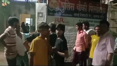 मेरठ: लिसाड़ी गेट थाना क्षेत्र के श्यामनगर में कैंटीन से केन की पेटी चुरा रहे चोर को पकड़कर धुना