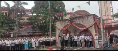 मऊ: जिला कलेक्ट्रेट में जिलाधिकारी प्रवीण मिश्रा के द्वारा 78वें स्वतंत्रता दिवस पर किया गया झंडारोहण