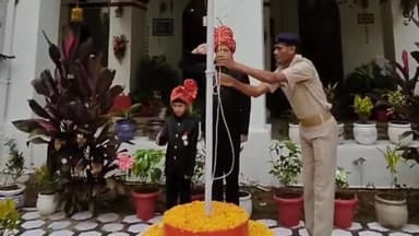 कांके: रांची के मोरहाबादी मैदान स्थित आवासीय कार्यालय में उपायुक्त ने फहराया तिरंगा, कई अधिकारी रहे मौजूद