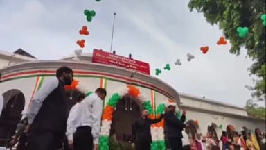 बरेली: कलेक्ट्रेट परिसर में जिलाधिकारी रविंद्र कुमार ने किया ध्वजारोहण