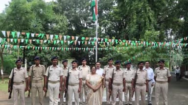 हज़ारीबाग: प्रमंडलीय आयुक्त ने उत्तरी छोटानागपुर प्रमंडल हजारीबाग कार्यालय में लहराया राष्ट्रीय तिरंगा