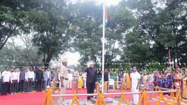 कोंडागांव: कलेक्टर कुणाल दुदावत ने कोंडागांव जिला कार्यालय में किया ध्वजारोहण