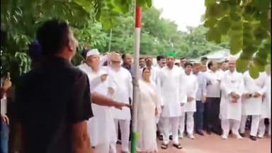 पटना ग्रामीण: 10 सर्कुलर रोड स्थित राबड़ी आवास पर राजद सुप्रीमो लालू यादव ने फहराया तिरंगा, नेता प्रतिपक्ष तेजस्वी यादव भी रहे मौजूद