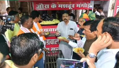 ग्वालियर गिर्द: रॉकी पुल पर काफिला रोककर जिले के प्रभारी मंत्री तुलसीराम सिलावट ने खाए पोहे