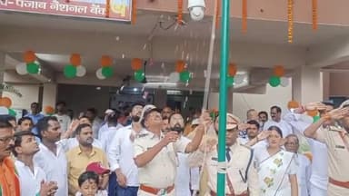 मोतिहारी: पुलिस उपाधीक्षक सह नगर थानाध्यक्ष राकेश कुमार भास्कर स्वतंत्रता दिवस के अवसर पर नगर थाना परिसर में झंडातोलन किया