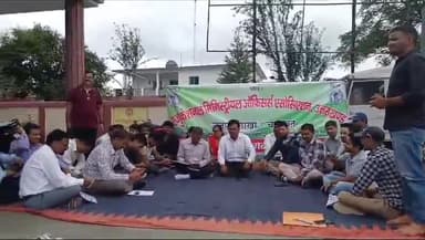 चम्पावत: एजुकेशनल मिनिस्ट्रीयल ऑफिसर्स एसोसिएशन ने अधिकारियों के साथ अभद्रता के विरोध में शिक्षा भवन सभागार के आगे किया प्रदर्शन