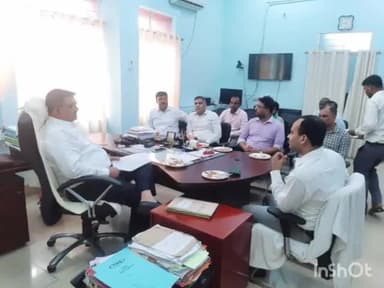 लखीसराय: जिला व्यवहार न्यायालय परिसर स्थित सत्र न्यायाधीश के प्रकोष्ठ में राष्ट्रीय लोक अदालत की सफलता को लेकर बैठक आयोजित।