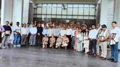 चम्पावत: वन्य जीव सुरक्षा आजीविका संवर्धन के क्षेत्र में बेहतर कार्य करने पर वन दरोगा संजय त्रिपाठी को किया गया सम्मानित